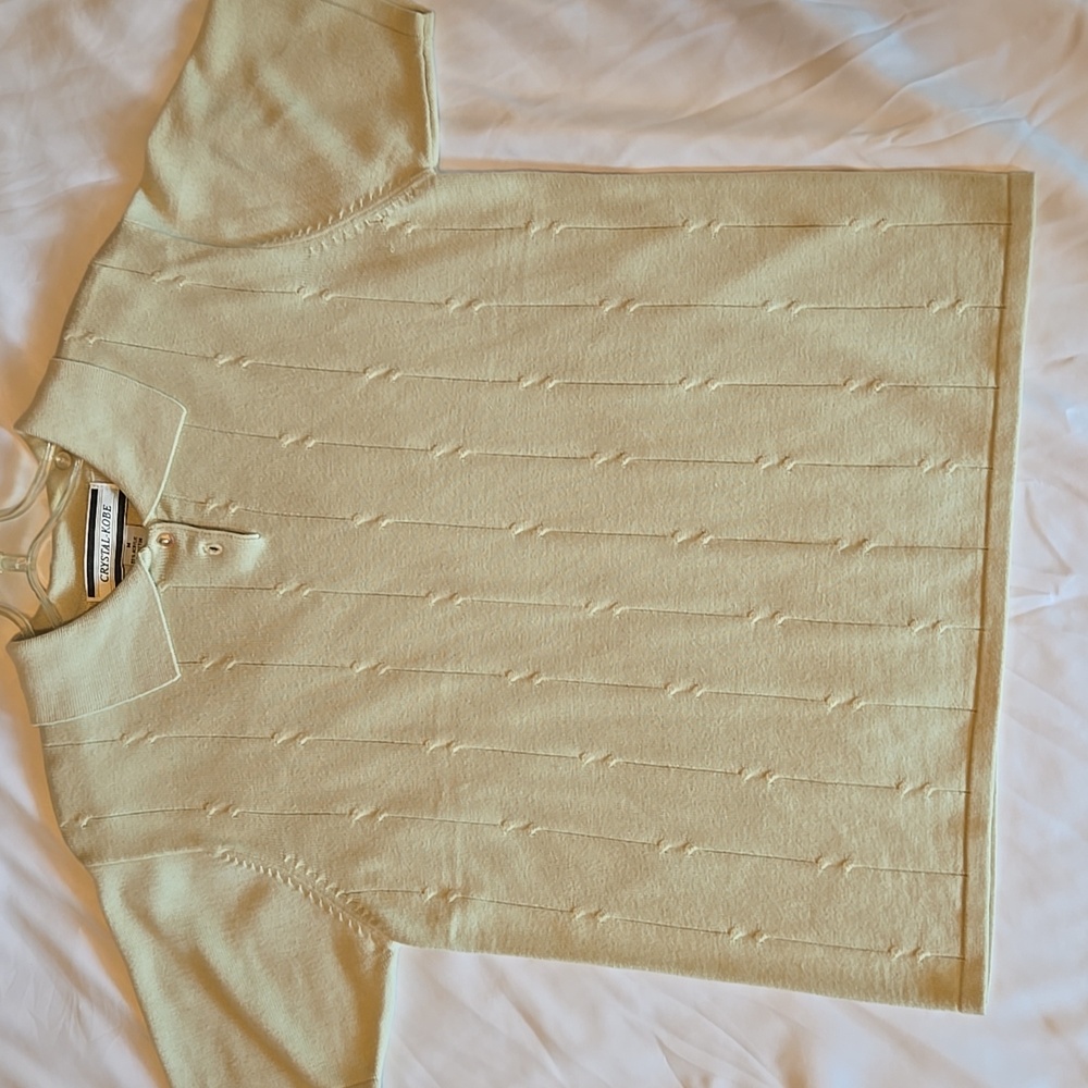 Woman's Cream Short sleeve sweater. Crystal-Kobe